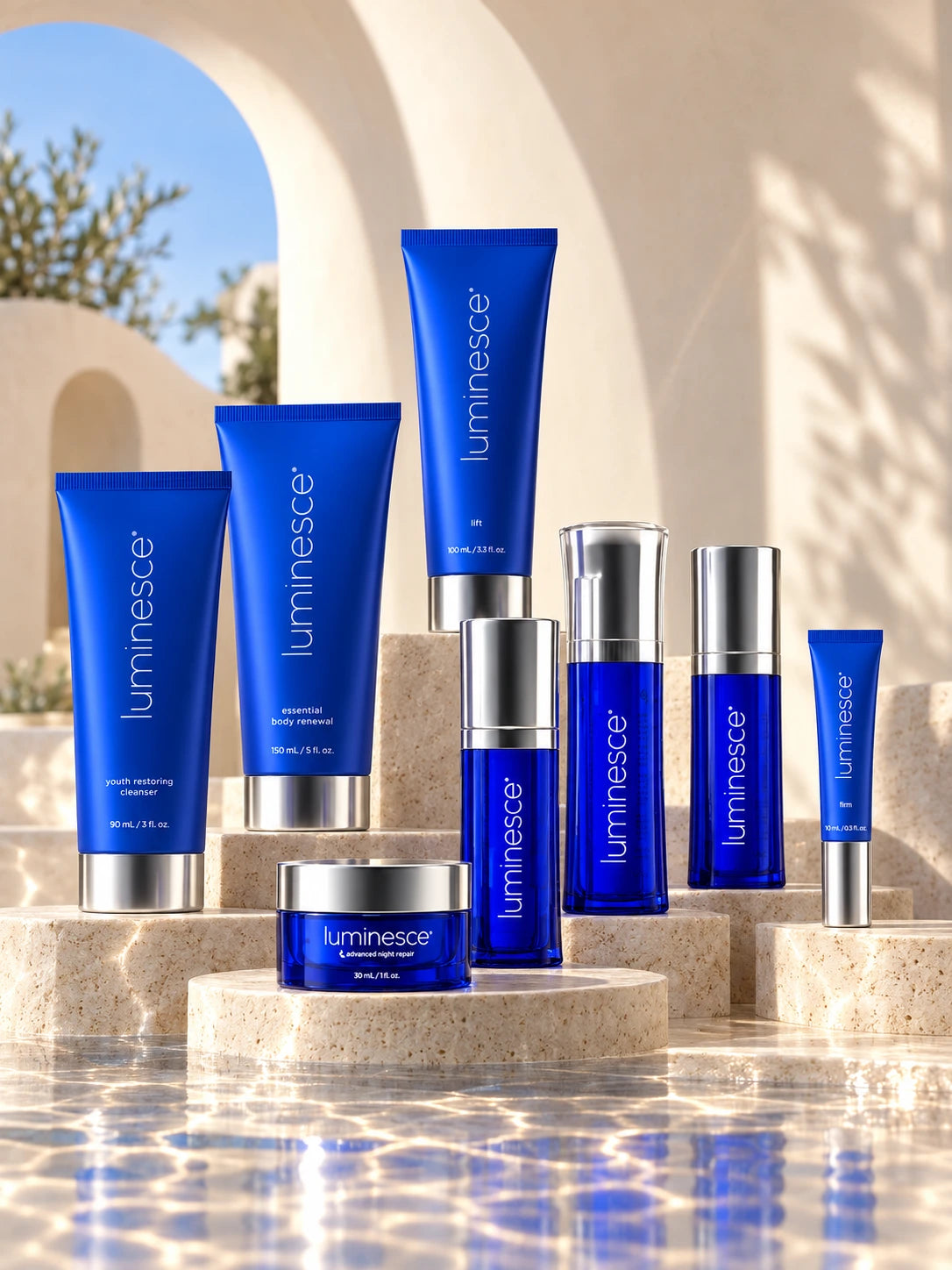 Los ocho productos individuales de cuidado de la piel luminesce® sobre piedra esculpida de color marfil